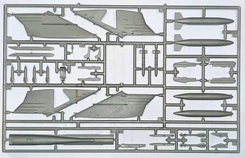 Zestaw 2 modeli samolotów MiG-21 oraz SU-22 + podkład, farbki, pędzelki, klej + ........