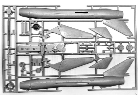 Zestaw 2 modeli samolotów MiG-21 oraz SU-22 + podkład, farbki, pędzelki, klej + ........