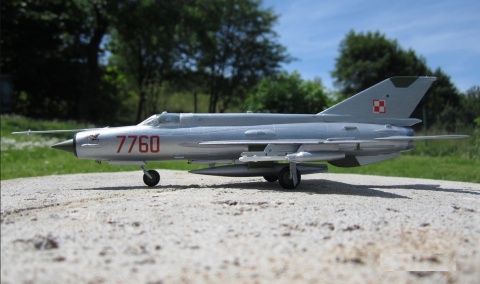 Zestaw 2 modeli samolotów MiG-21 oraz SU-22 + podkład, farbki, pędzelki, klej + ........