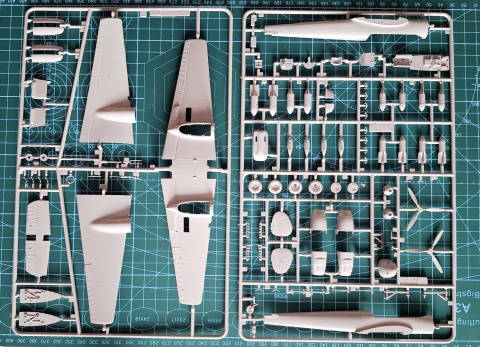 MODEL niemieckiego samolotu do sklejania Bf 110 C Zerstorer + mata modelarska A3, klej, pędzle, podkład, farby, lakier..