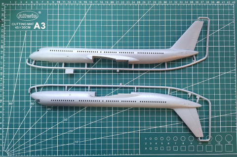 PLASTIKOWY model do sklejania samolot pasażerski Tu-204-100 skala 1:144 + mata A3, klej, zestaw farb do jego wykończenia..... PLASTIKOWY model do sklejania samolot pasażerski Tu-204-100 skala 1:144 + mata A3, klej, zestaw farb do jego wykończenia.....