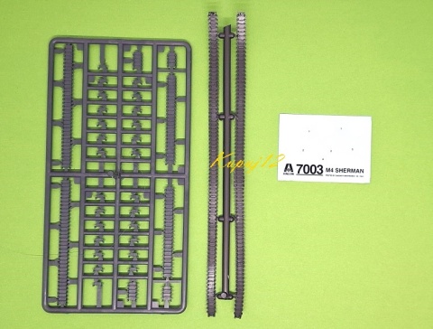 SHERMAN M4A1 Amerykański czołg Zestaw, mata, farby, klej pędzle, narzędzia SHERMAN M4A1 Amerykański czołg Zestaw, mata, farby, klej pędzle, narzędzia