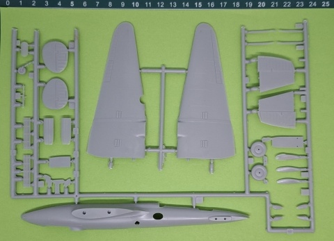 MODEL samolot do sklejania Pe-2 Finnish A.F Peshka MisterCraft skala 1:72