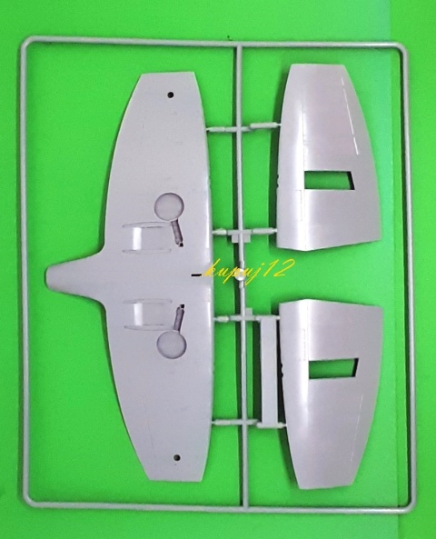 MODEL samolotu do sklejania Spitfire Mk.XIVc Academy Skala 1:48